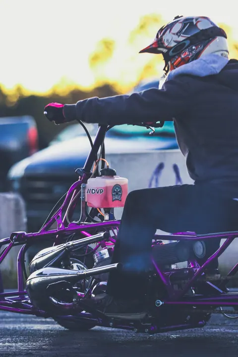 Pilote sur un kart au crépuscule