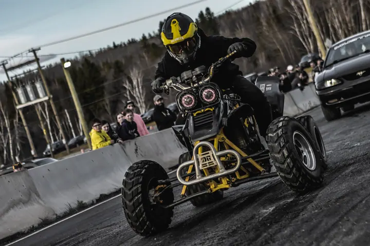 Quad jaune en course sur la terre