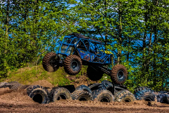 4×4 grimpant sur des pneus