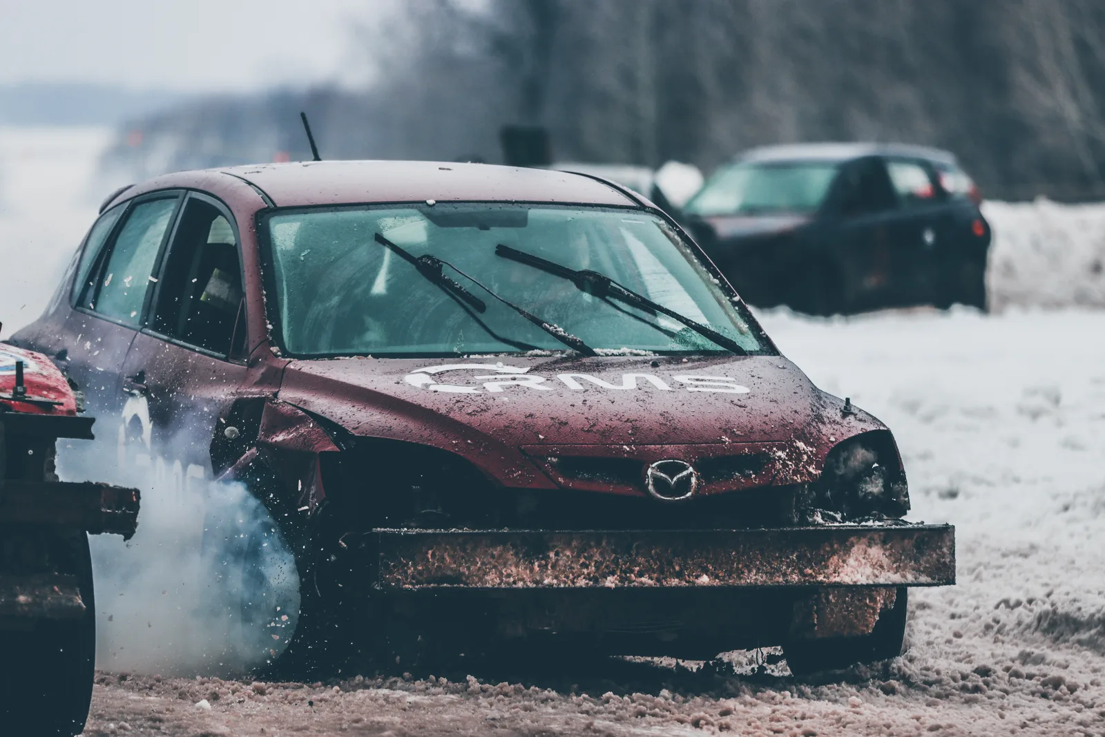 Camion 4×4 en plein mud bog