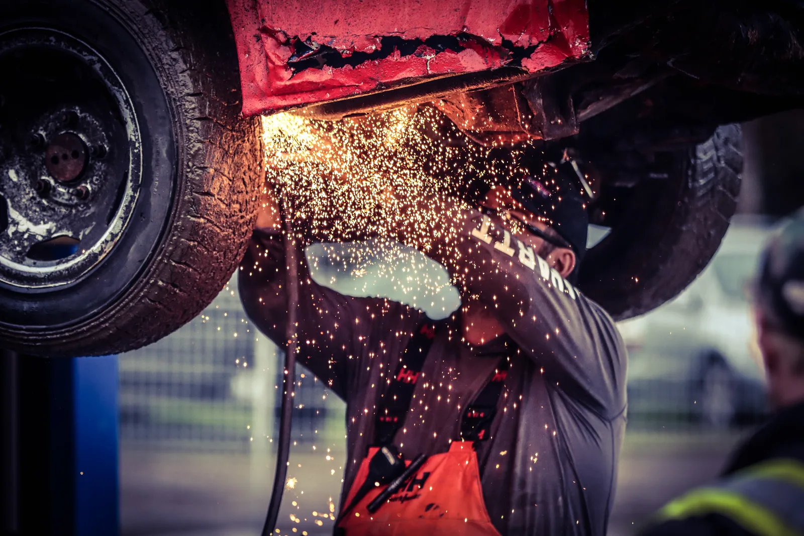 Pilote concentré au volant d'un 4×4 de mud